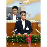 ゼロカーボンシティ宣言を表明する田中町長